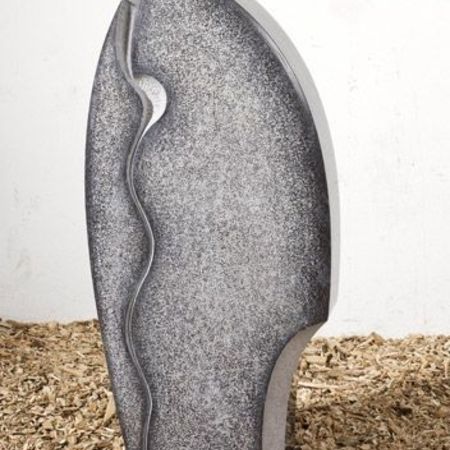 Abgerundeter Urnengrabstein aus hellem Gestein mit wellenförmiger Teilung in der Mitte